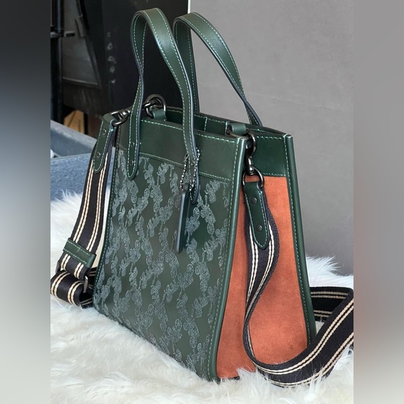 CD750 - Coach Field Tote 22 with Horse and Carriage - Picture 2 of 12